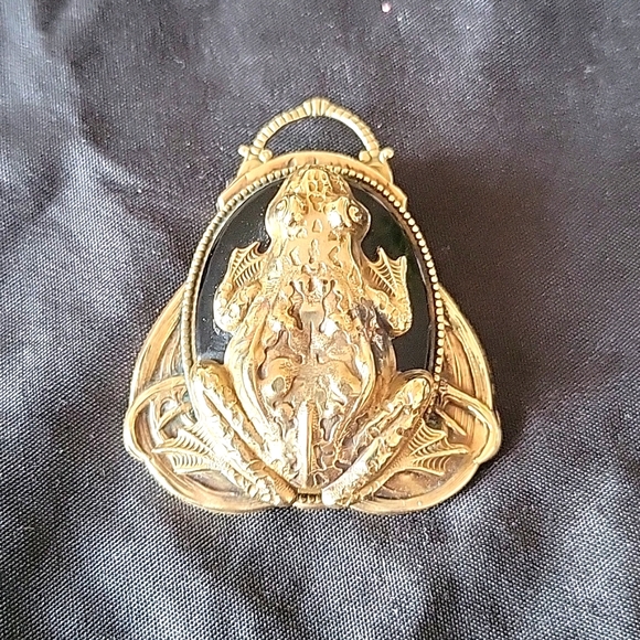 10K Jewelry - 43.3 grams Vintage 10K Yellow gold layered frog pendant w/ black tourmaline